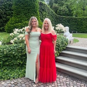 Lulus green formal dress size medium. Extremely comfortable and flattering